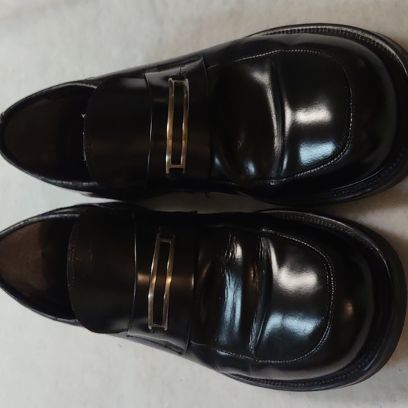 Sketcher means slip on shoes with heel and buckle - Picture 1 of 6